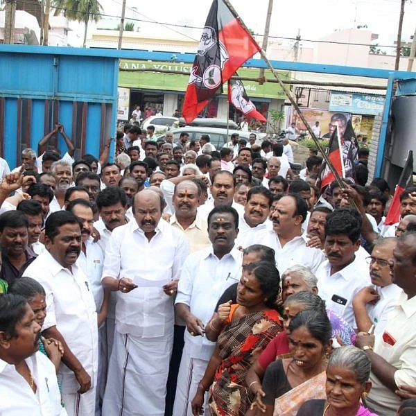 மதுரை தியேட்டர் முன்பு அ.தி.மு.க எம்.எல்.ஏ போராட்டம்! `சர்கார்' பிற்பகல் காட்சி ரத்து