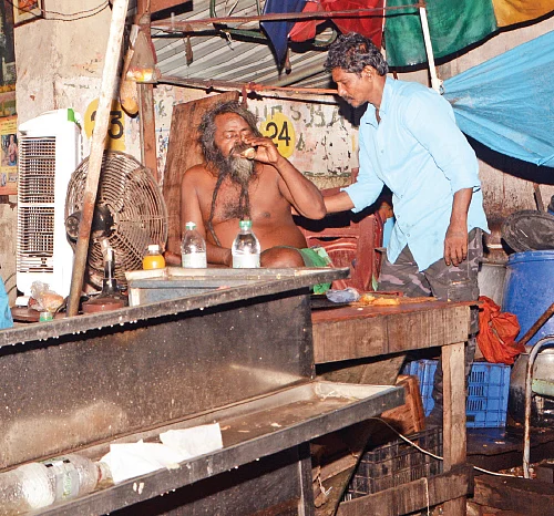 வி.ஐ.பி-க்கள் ரகசியமாகத் தேடிவரும் பஸ் ஸ்டாண்ட் பாபா
