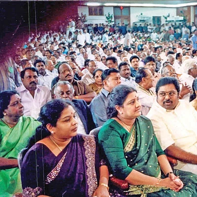 சசிகலா ஜாதகம் - 18 - சசிகலாவைச் சிறைக்கு அனுப்பிய தினகரன்!