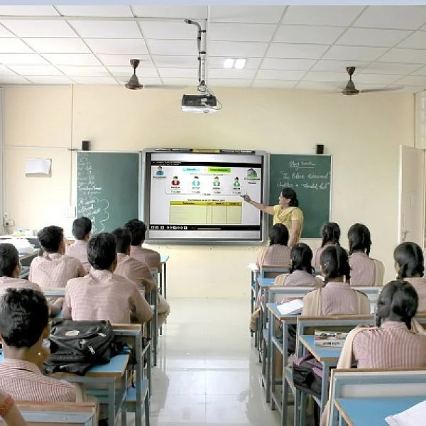 3 முதல்வர்கள்; 9 அமைச்சர்கள் சந்தித்த ஸ்மார்ட் வகுப்புத் திட்டம் எங்கே? ராமதாஸ் கேள்வி