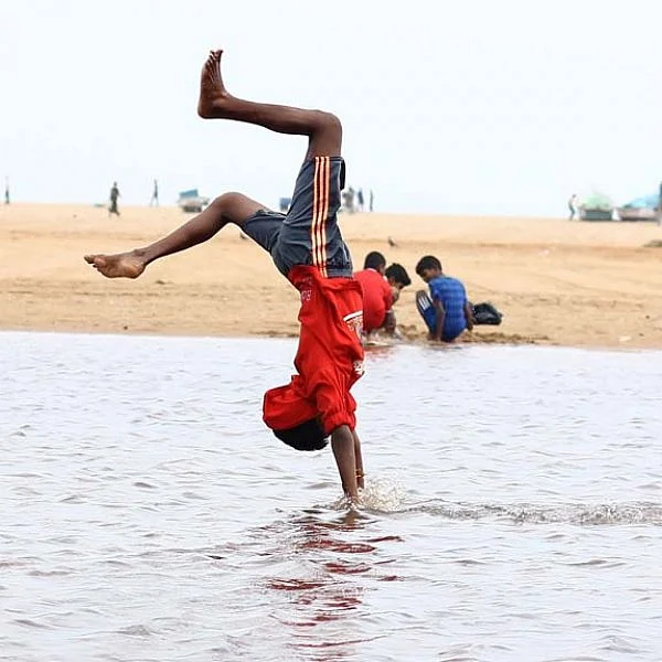 மெரினா பீச்... மழைநீரில் ஆட்டம் போட்ட சுட்டீஸ்கள்... படங்கள்: மீ.நிவேதன்