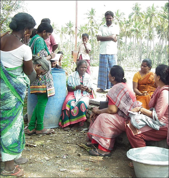 வேதனை - விவசாய நிலத்தில் பெண்கள்