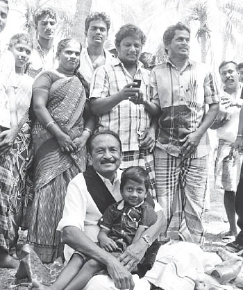 "நாடகமாடுகிறார் கருணாநிதி... உண்மையாகப் போராடுகிறார் ஜெயலலிதா!''