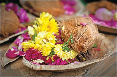கேள்வி - பதில்: பெண்கள் அங்கப் பிரதட்சணம் செய்யலாமா?