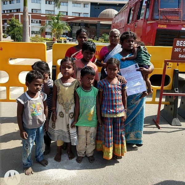 ‘காசு கொடுக்காததால் குழந்தையை கொண்டு போய் அடச்சு வச்சுடாங்க’ - ஆட்சியர் அலுவலகத்தில் கண்ணீர் வடித்த தாய்
