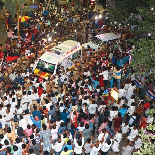 அறைக்குள் சென்ற அழகிரி... வீல் சேரில் வந்த தயாளு... மயங்கிச் சரிந்த செல்வி!