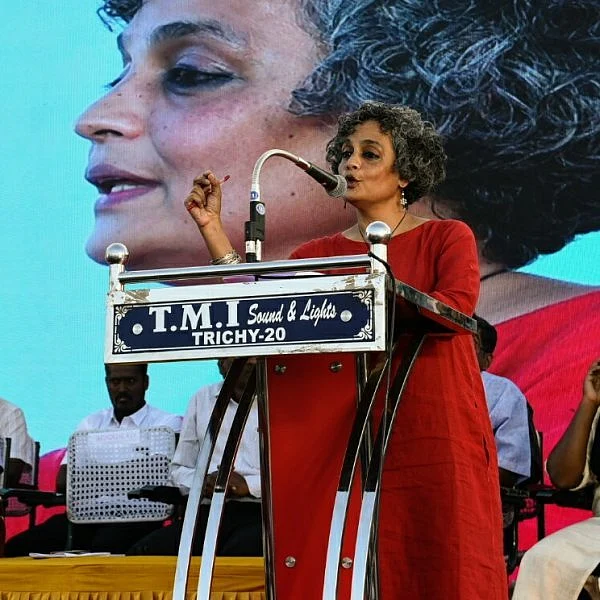 'நாட்டின் மொத்த செல்வங்களும் 9 குடும்பங்களிடம் உள்ளது' - திருச்சியில் கொந்தளித்த அருந்ததிராய்