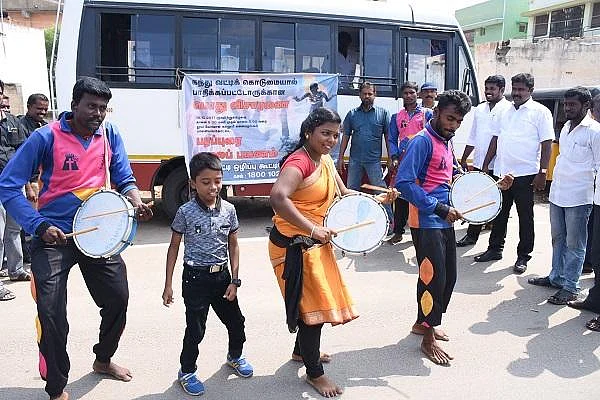 பொதுமக்கள் ஆர்வத்துடன் பார்த்து ரசித்த கந்துவட்டி ஒழிப்புக் கலை பிரசாரம்!