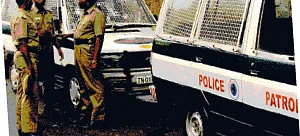 நடுராத்திரியில் 'வழிப்பறி' போலீஸ்?