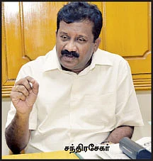 கண்மாய்க்குள் பங்களா... பொது பாதையில் சேம்பர்!