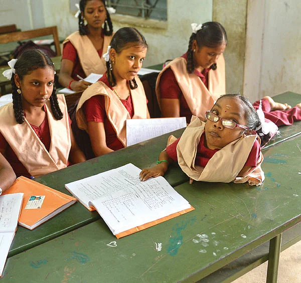 ஜூலி டீச்சரும் சரவணன் சாரும்
