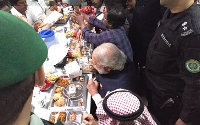 சவுதி அரேபியாவில் இந்திய பணியாட்களுடன் அமர்ந்து சாப்பிட்ட மோடி !