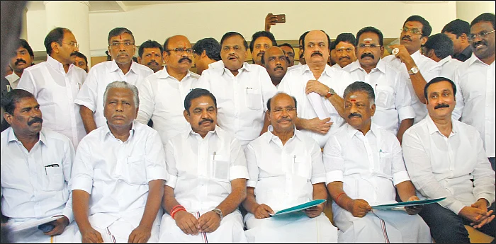 விடாது துரத்திய தி.மு.க... விடிய விடிய காத்திருந்த காங்கிரஸ்...