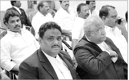 “சின்னம் வேண்டும். இல்லை... முடக்க வேண்டும்!”