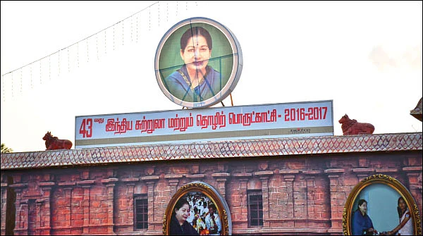 தண்டிக்கப்பட்டவர் பளிச்... பன்னீருக்கு ஸ்டிக்கர்...