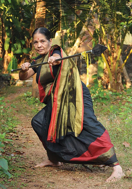 மன அழுத்தம் போக்கி ஆரோக்கியம் அளிக்கும் களரி! - அசத்தல் அம்மா `பத்மஸ்ரீ' மீனாட்சி