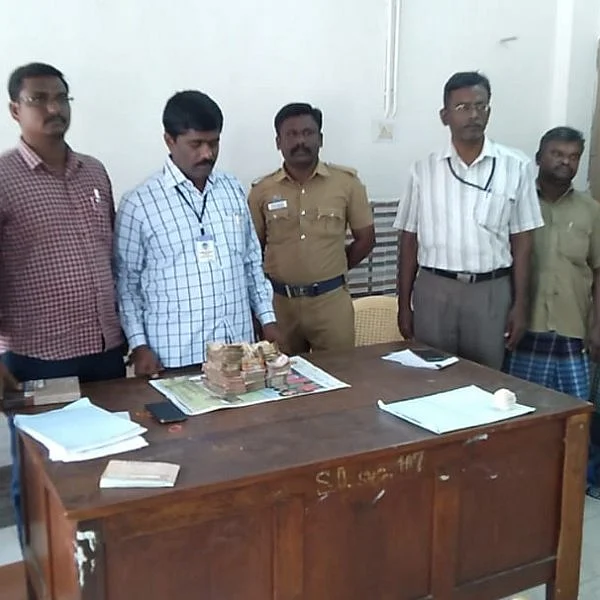 உரிய ஆவணமின்றி கொண்டுசென்ற ரூ.2,44,110 பறிமுதல்! - இராஜபாளையத்தில் களமிறங்கிய பறக்கும்படை