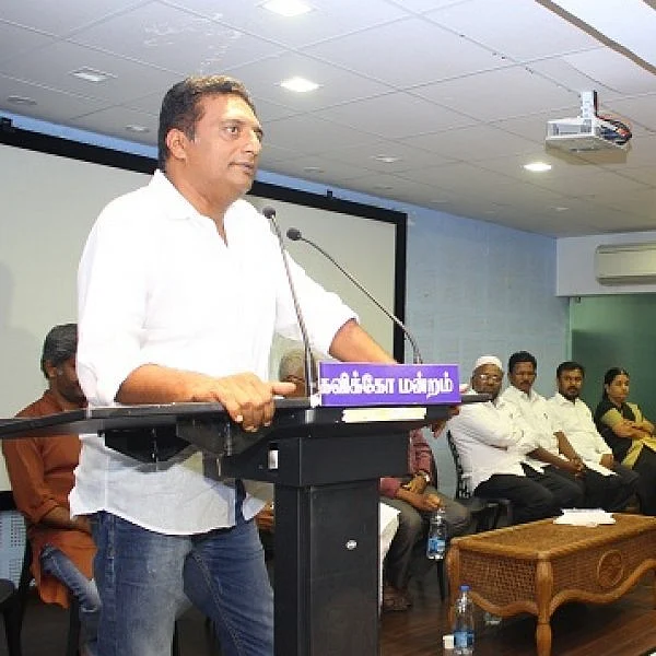 ”இறந்தாலும் உயிர்தெழுந்து கேள்வி எழுப்புவோம்!”- ஸ்டெர்லைட் நினைவஞ்சலிக் கூட்டத்தில் பிரகாஷ்ராஜ்