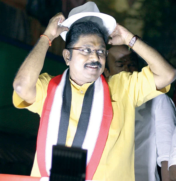 மிஸ்டர் கழுகு: ‘ஃபெரா’ பொறியில் தினகரன்! - தள்ளிப்போகுமா ஆர்.கே.நகர் தேர்தல்?