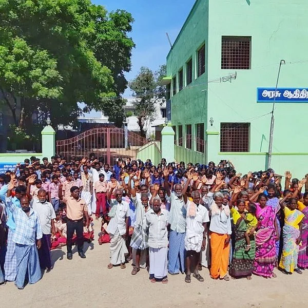 210 மாணவர்களுக்கு பாடம் நடத்துவது 5 பேர்! - ஆசிரியர் தினத்தில் கொதித்தெழுந்த மாணவர்கள்