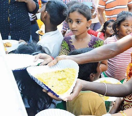 பசித்த வயிறுகள்... பரிமாறும் உள்ளங்கள்!