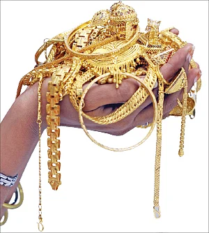 தங்கத்தில் ஜொலிக்கும் ஊழல்!