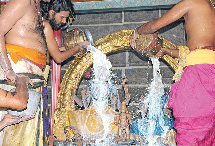 அண்ணாமலையில் அபிஷேகம்!