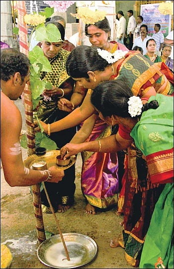 கேள்வி பதில்: சுப காரியங்களுக்கு மூவராகச் செல்லலாமா?