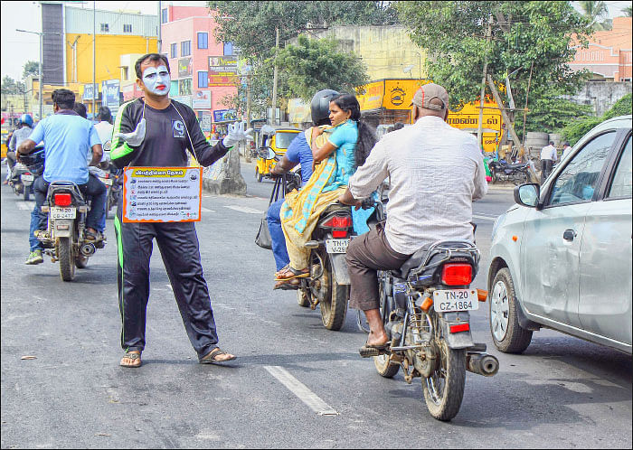 தெய்வத்தான் ஆகாதெனினும்! - சாலையில் சாப்ளின்!