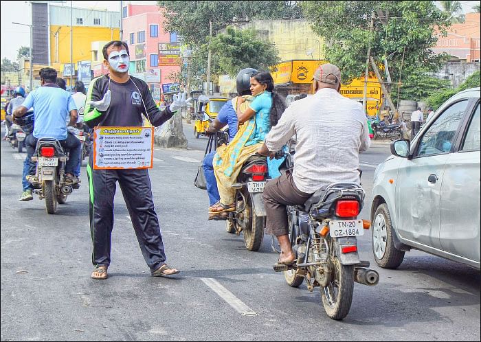 தெய்வத்தான் ஆகாதெனினும்! - சாலையில் சாப்ளின்!