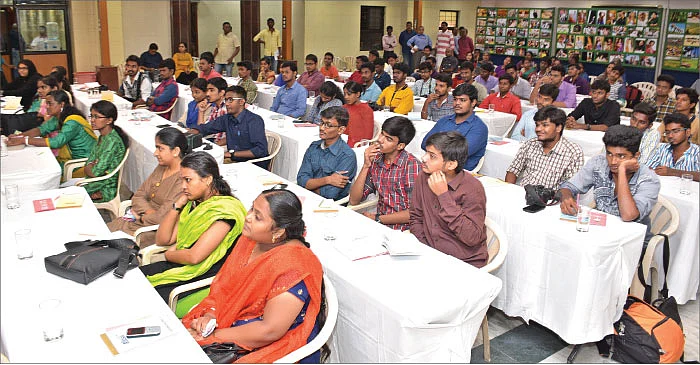 “சமூகத்தைப் படிக்க வேண்டியது அவசியம்!”