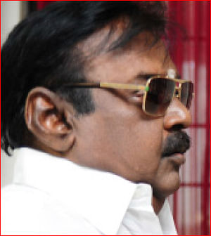 “நடக்கற காமெடிகளை கூலா வேடிக்கை பார்த்துக்கிட்டிருக்கேன்!”