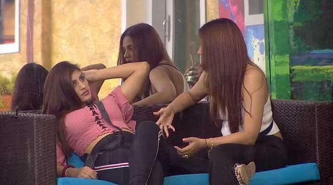 கட்டிப் பிடிச்சு கட்டிப் பிடிச்சு தலைவியான வைஷ்ணவி! #BiggBossTamil2