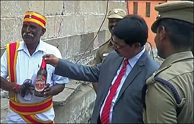 நாரதர் உலா - `நடை சாத்தியபிறகும் ஆள் நடமாட்டம்!’