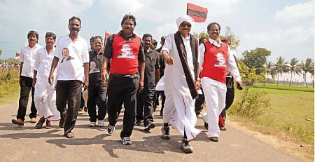 "நாடகமாடுகிறார் கருணாநிதி... உண்மையாகப் போராடுகிறார் ஜெயலலிதா!''