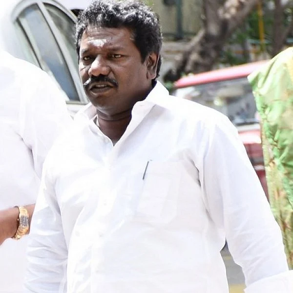 `லொடுக்கு பாண்டிகளுக்கு சுளுக்கு காத்திருக்கு’ - கருணாஸை தாக்கும் நமது அம்மா நாளிதழ்!