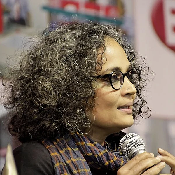 “நம் குழந்தைகளுக்கு முட்டாள்தனத்தைதான் கற்பிக்கிறார்கள்!” அருந்ததி ராய் ஆவேசம் #KeralaLiteratureFestival