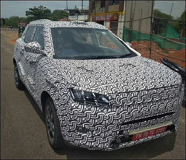 SPY PHOTO - ரகசிய கேமரா: கேபினில் என்ன ஸ்பெஷல்?