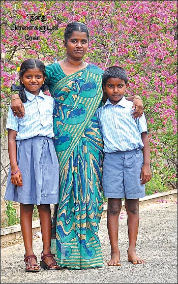 துப்புரவுப் பணியாளர்... பட்டப்படிப்பு படிக்கிறார்!
