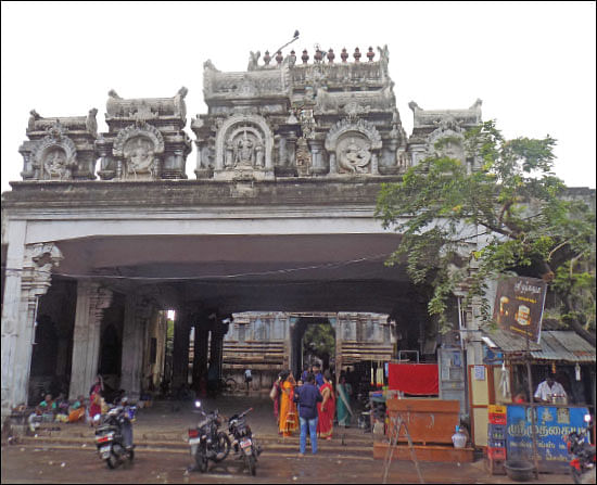 நாரதர் உலா - இடிந்துவிழும் நிலையில் கோபுரம்... கழிவுநீர் கலக்கும் திருக்குளம்!