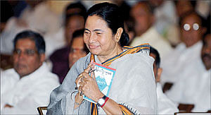 சேலை... சேவை... அதுதான் மம்தா !