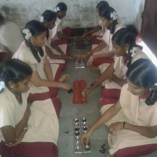 அரசுப் பள்ளி மாணவிகள்
