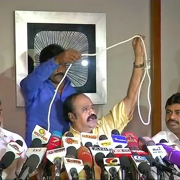 விஷமும் தூக்குக்கயிறும் தயார்! - அ.தி.மு.க எம்.பி-க்களை அழைக்கும் புகழேந்தி
