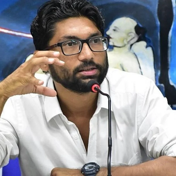 ஜிக்னேஷ் மேவானிக்கு அனுமதி மறுப்பு - பதவியை ராஜினாமா செய்த கல்லூரி முதல்வர்
