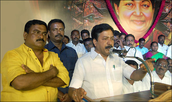 “அமைச்சரே என் பாக்கெட்டுக்குள்...”
