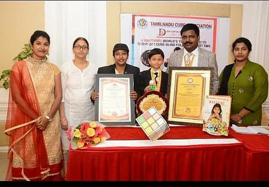 `கண்ணைக் கட்டிக்கொண்டு 29 விநாடிகளில் க்யூப் கட்டங்களை ஒண்றிணைந்து சாதனை!' - சென்னை சிறுவன் அசத்தல்