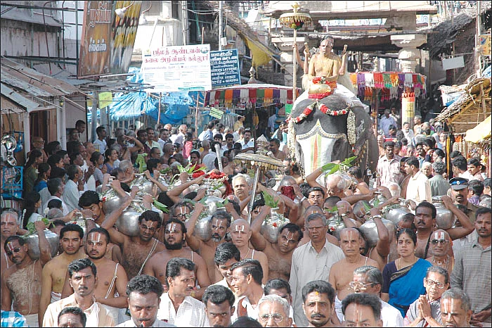 பேரும் புகழும் அருளும் பெரிய திருமஞ்சனம்!