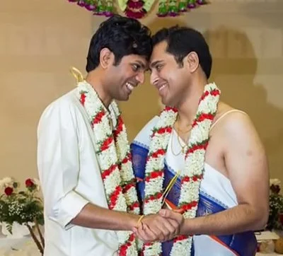 பெற்றோர் ஆசியுடன் இந்திய வம்சாவளி ஆண் ஓரின சேர்க்கையாளர்கள் அமெரிக்காவில் திருமணம்!