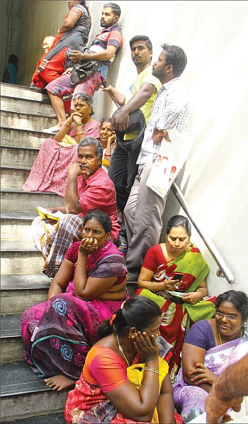 யாருக்காக வரிசையில் நிற்கிறோம் நாம்?
