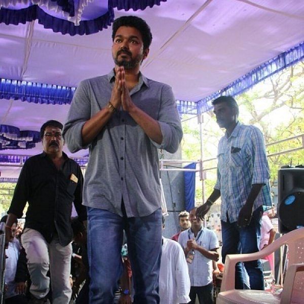 கருணாநிதி நினைவிடத்தில் அஞ்சலி செலுத்திய விஜய்..!